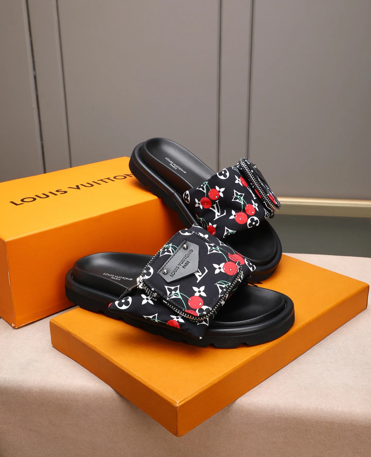 PP400 couple model with drawer box [LOUIS VUITTON] Louis Vuitton, the latest LV official website printed wallet and men's and women's slippers🔥🔥🔥 are now on the market. The drawer box is packed with cloth bags and cards. The upper pattern looks very soft and waxy, and it is a super versatile leg slimming tool. Fabric: Imported denim/down silk cotton embossed, official website pattern printing, lining: water-dyed sheepskin down filling, comfortable to wear, feet: high elastic PU water table. Sole: foam sole, heel height: about 5cm. Size 35-46, 35, 45 and 46 are custom-made and cannot be returned or exchanged. Color: multiple colors available.